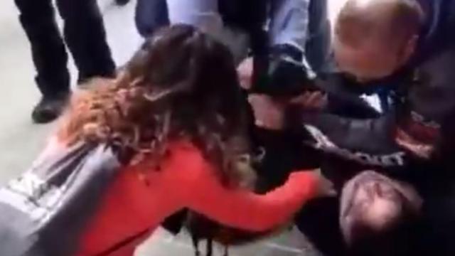 La joven de Sabadell, en el suelo, tras recibir la descarga de la pistola Taser / ANNA (TWITTER)