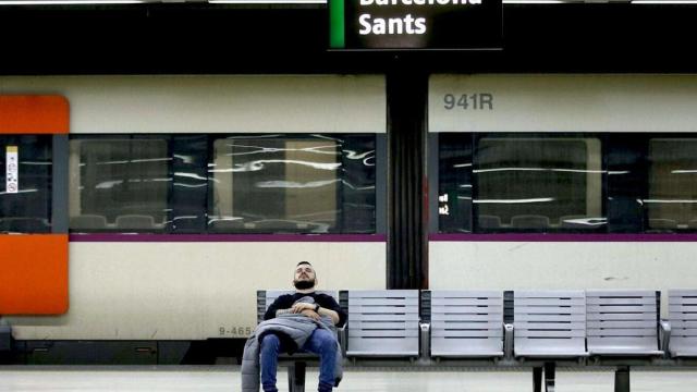 Imagen de la estación de Barcelona Sants de Renfe, donde Adif ejecuta unos trabajos de mejora de la instalación que causan caos / EFE