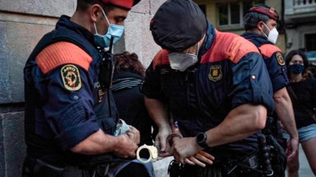 Una detenida durante la protesta del martes en Gràcia / @Arran_jovent