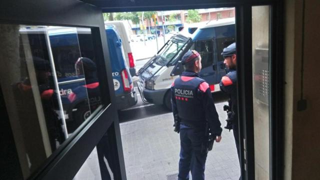 Los Mossos d'Esquadra en plena operación antidroga en la que se han detenido a seis personas / MOSSOS