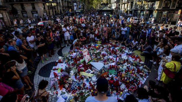 Ciudadanos, amigos y familiares rinden homenaje a las víctimas del atentado en las Ramblas de Barcelona / EFE