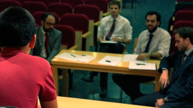 Un alumno de Viaró Global School, en un examen ante varios profesores / CG