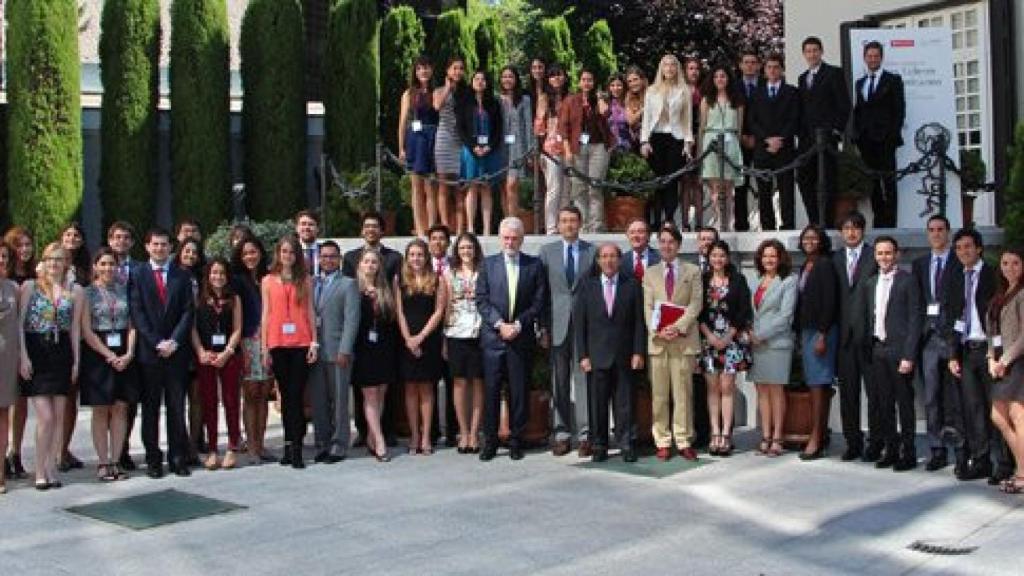 En el centro de la imagen, José Manuel Moreno, subdirector general adjunto y director global de Proyectos Corporativos de Santander Universidades, con los estudiantes.