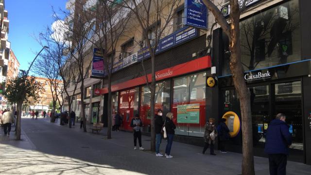 Varios clientes de banca hacen cola ante las sucursales / CG
