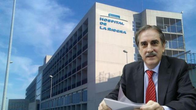 Valeriano Gómez con una imagen del Hospital de La Ribera de Alzira / CONSALUD