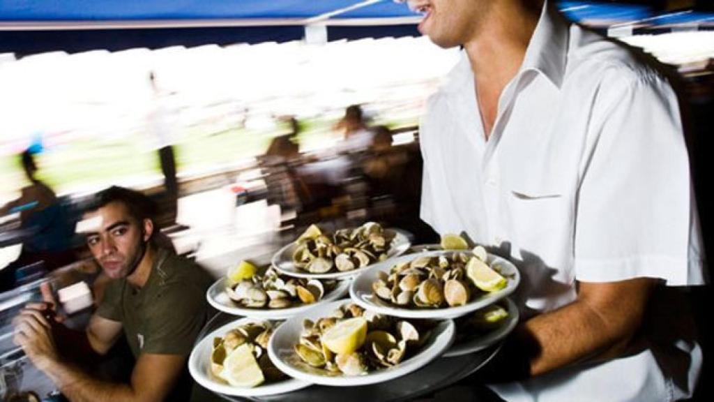 Imagen de archivo de un camarero en España / EFE