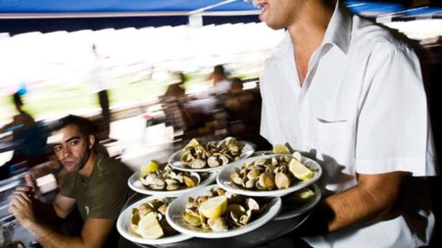 Imagen de archivo de un camarero en España / EFE