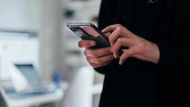 Una persona utiliza un teléfono móvil / EUROPA PRESS