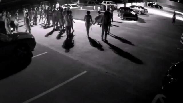 Las dos mujeres se pelean en el suelo mientras la gente mira