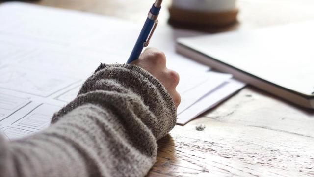 Una persona con trastorno autista escribiendo / UNSPLASH