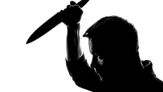 Asesta 21 puñaladas a su mujer y despierta a su hijo de 10 años para enseñarle el cadáver