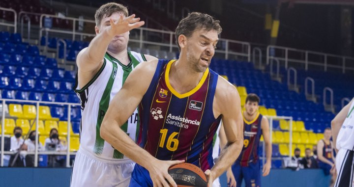 Gasol, en una acción ante el Joventut / FCB