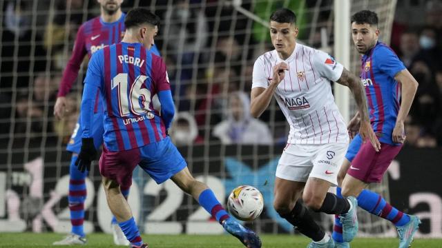 Pedri González y Lamela buscan el control del balón en el Camp Nou / EFE