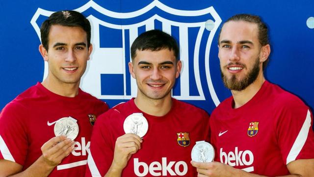 Eric García, Pedri y Mingueza posan con sus medallas de plata tras los Juegos / FCB