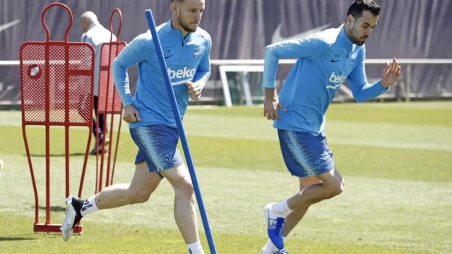 Una foto de Sergio Busquets y Rakitic durante un entrenamiento del Barça / FCB