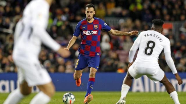 Sergio Busquets, jugando contra el Granada / FC Barcelona