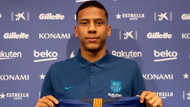 El defensa Todibo en su presentación como futbolista del FC Barcelona / EFE