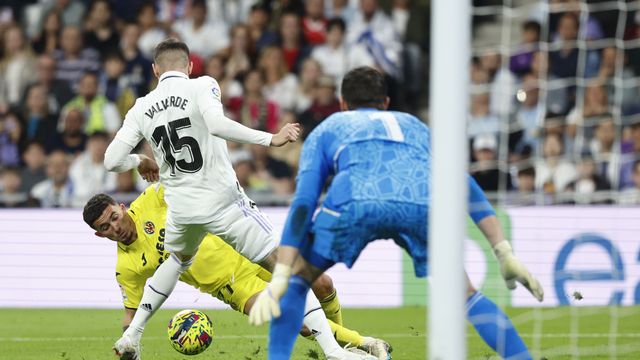 Fede Valverde, defendiendo una acción junto a Thibaut Courtois antes del puñetazo / EFE