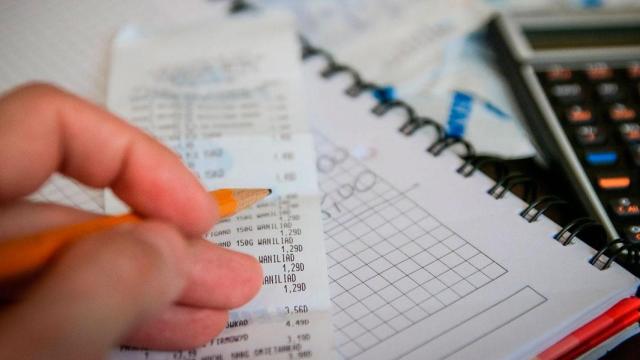 Una persona preocupada con el ahorro hace cuentas sobre sus gastos / PIXABAY