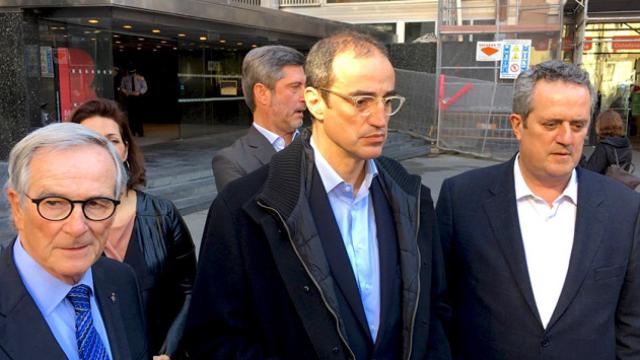 Antoni Vives (c), en una de las últimas declaraciones públicas que hizo a finales de febrero junto al líder del PDeCAT en el Ayuntamiento de Barcelona, Xavier Trias (i), y al entonces hombre fuerte del partido y hoy 'conseller' del Interior, Joaquim Forn
