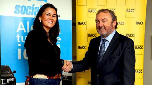 Mar Alarcón (i), consejera delegada de SocialCar, y Josep Mateu (d), presidente del RACC, en la fotografía oficial que anuncia el pacto de colaboración / CG