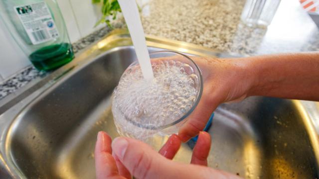 Un vecino de Sant Cugat abre el grifo para fregar los platos / AYUNTAMIENTO DE SANT CUGAT