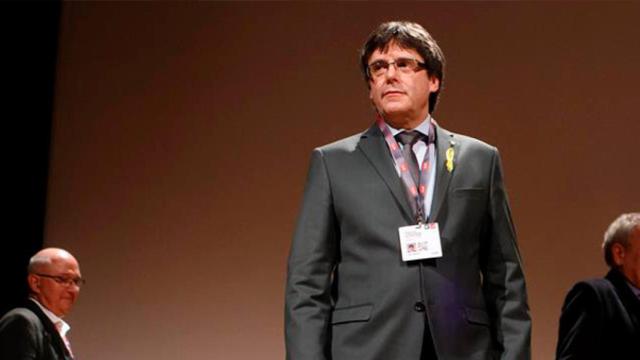 El expresidente catalán Carles Puigdemont (c) asiste a un debate bajo el tema Derecho de autodeterminación junto al director del departamento de Derecho Público de la Universidad de Ginebra, Nicolas Levrat (i), y el periodista español Xavier Vidal-Folch