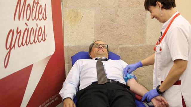 El presidente Quim Torra dona sangre en el Parlament / CG