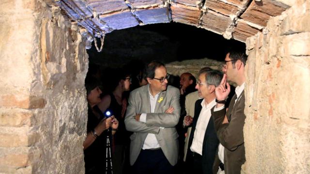 Quim Torra visitando una exposición en Granollers (Barcelona) sobre el bombardeo aéreo que sufrió el municipio durante la Guerra Civil / EFE