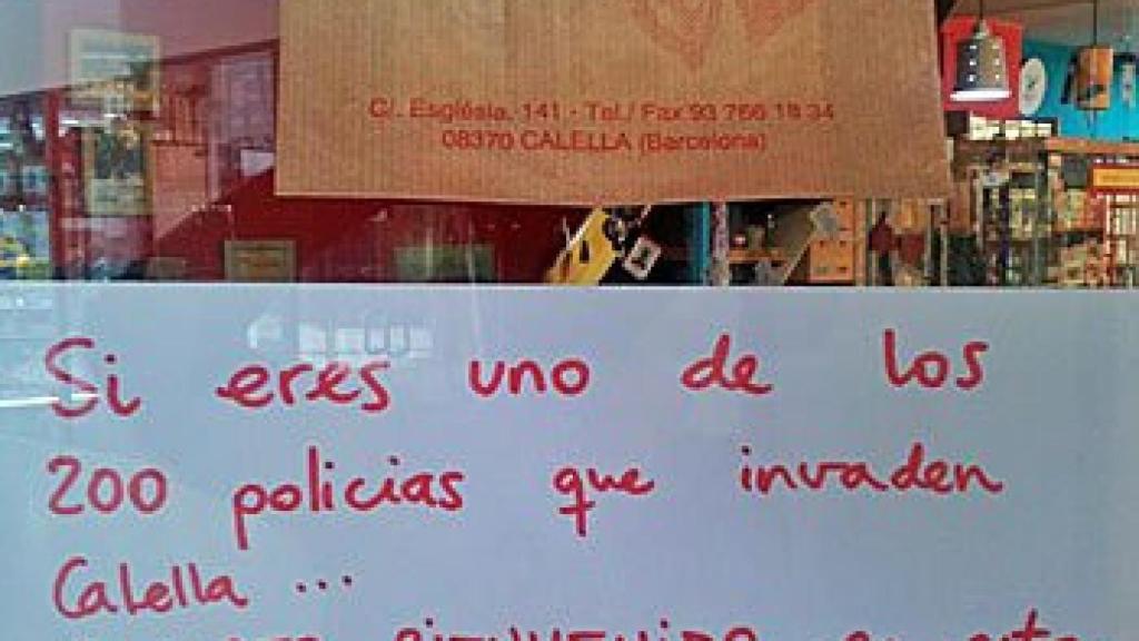 Cartel expuesto en el escaparate de una tienda de Calella, repudiando a los agentes de la Policía Nacional