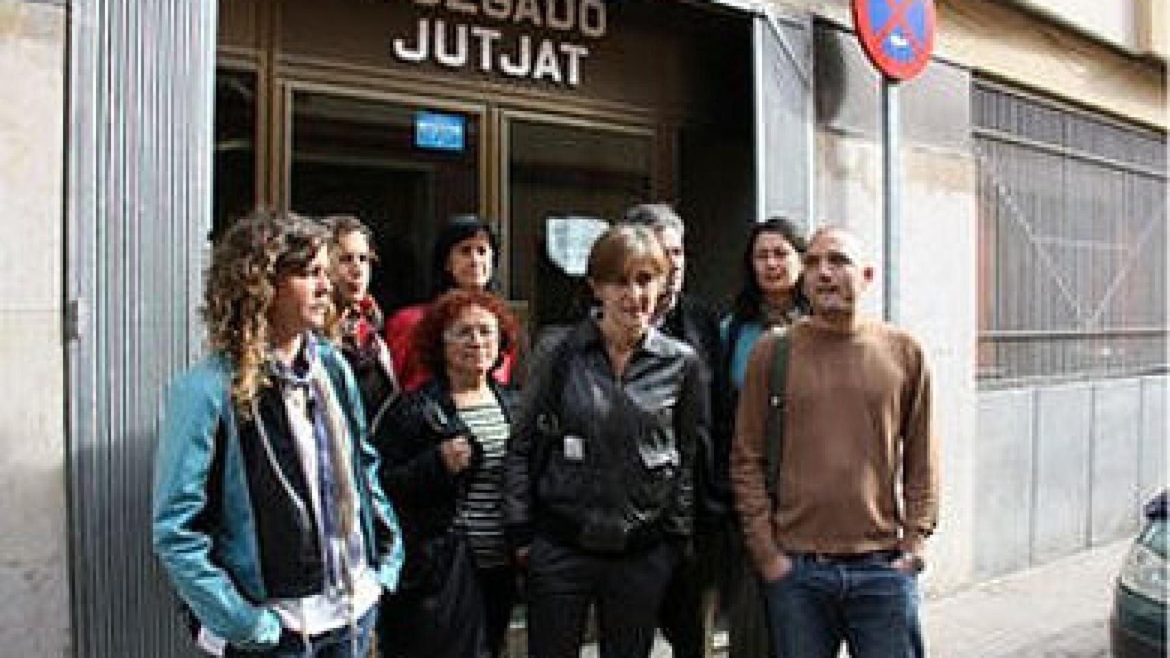 Camats, con militantes de ICV, ante los juzgados de Viladecans