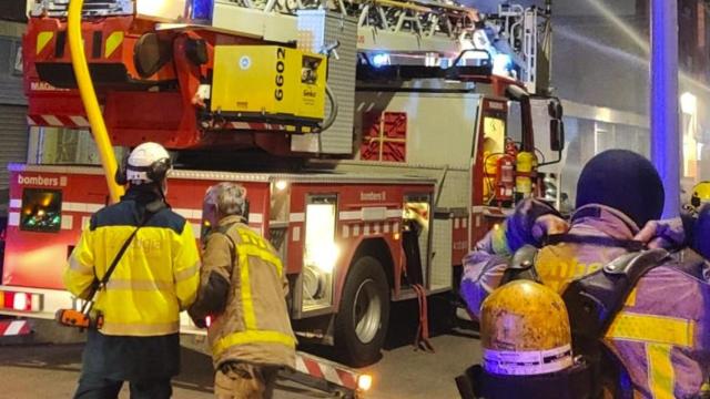 Bomberos de la Generalitat preparados para intervenir en un incendio