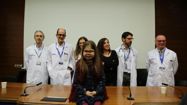 Un equipo de médicos del Hospital de la Vall d'Hebron con Iria, una menor sometida a un triple trasplante / HOSPITAL VALL D'HEBRON