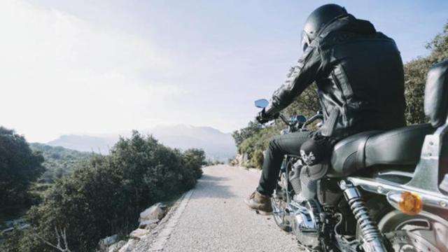 Imagen de un motorista en ruta / FREEPIK