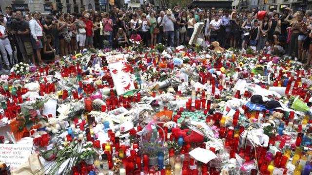 El mosaico de Miró, donde terminó el recorrido la furgoneta que atentó el jueves en las Ramblas, se puede ver este sábado repleto de muestras de apoyo a las víctimas / EFE