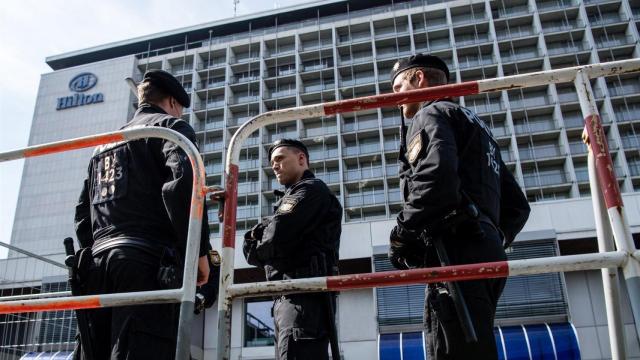 Policías alemanes frente a un hotel en la zona en la que la joven barcelonesa fue violada / EP