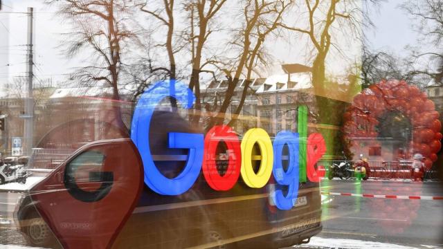 Un cartel de Google visto a través de un escaparate / EFE