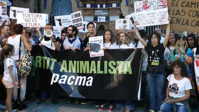 Portavoces del partido animalista PACMA, frente a la Monumental de Barcelona / CG