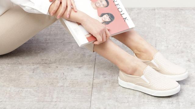 Mujer con zapatillas sin cordones