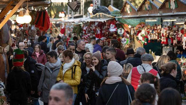 Comercios de la Fira de Santa Llúcia en Barcelona durante estas navidades / DAVID ZORRAKINO - EUROPA PRESS
