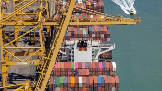 Un buque de carga con contenedores de mercancías atracado en el Puerto de Barcelona / EP