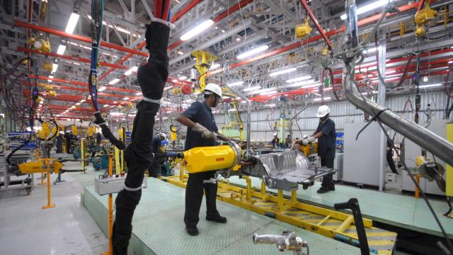 Empleados trabajando en una fábrica / EFE