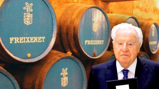 José Ferrer, presidente de honor y máximo accionista de Freixenet, junto a varios barriles de cava de la compañía / FOTOMONTAJE  DE CG