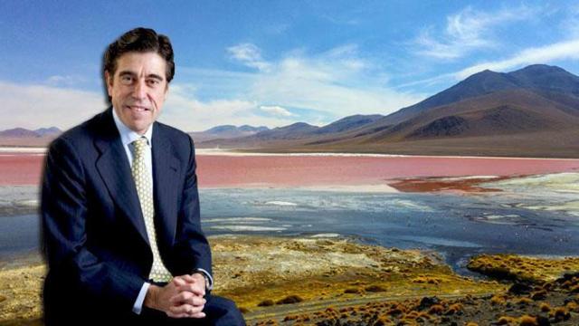 Manuel Manrique, presidente ejecutivo de Sacyr, y una imagen de la zona de Bolivia donde el grupo construirá la geotérmica a mayor altura del mundo / CG