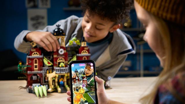 Niños jugando al juego / LEGO