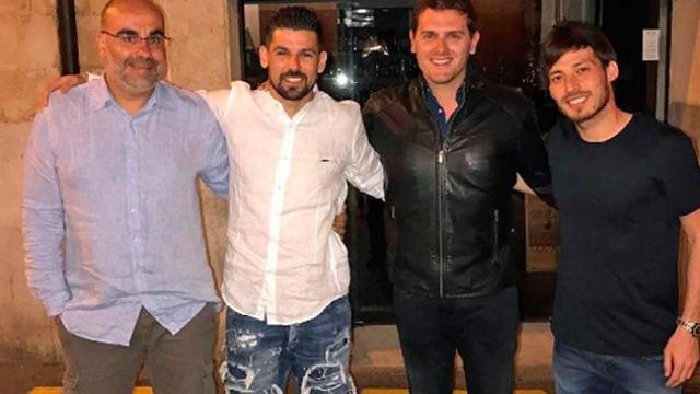 Los futbolistas Nolito y David Silva, compartieron mesa con Albert Rivera / CG