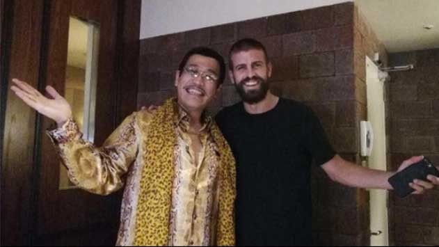 Gerard Piqué posa junto al famoso artista Pikotaro / CG