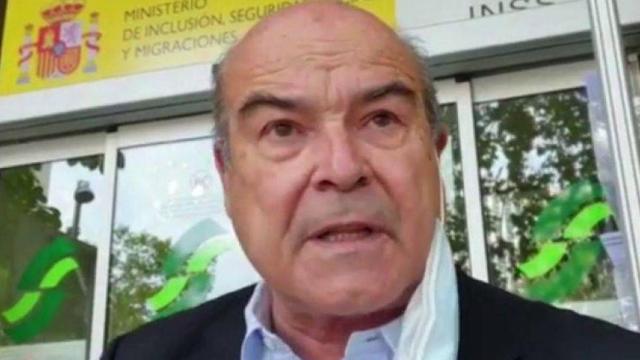 Antonio Resines, enfadado frente a una oficina de la Seguridad Social / ATRESMEDIA