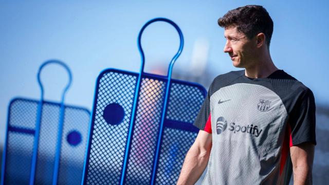Robert Lewandowski luce la camiseta de entrenamiento del Barça sin publicidad en la manga / FCB