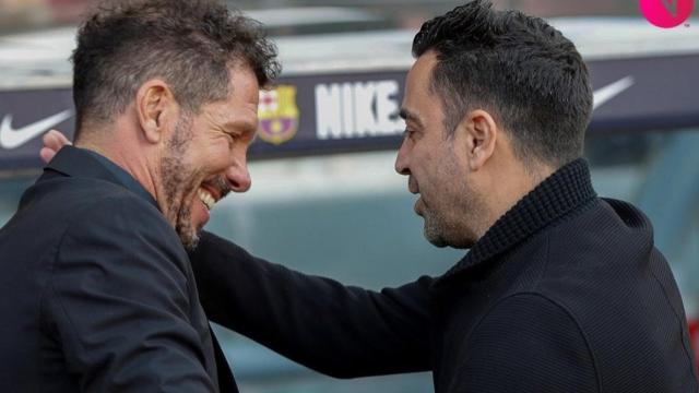 Xavi Hernández saluda a Simeone / EFE